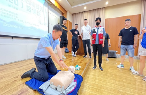 辽宁沈阳市警察协会携手东北国际医院组织开展心肺复苏培训和健康义诊活动2.jpg